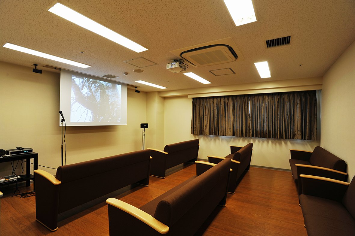 プロジェクター完備の多目的ホール。入居者向けのレクリエーションや映画鑑賞などに利用される共用スペース。